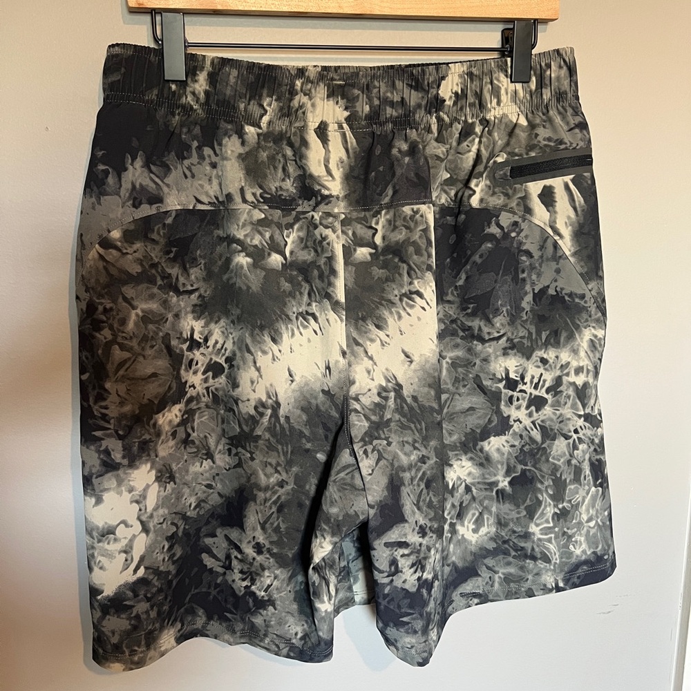 Under Armour Men’s Shorts Size Large - Picture 2 of 5